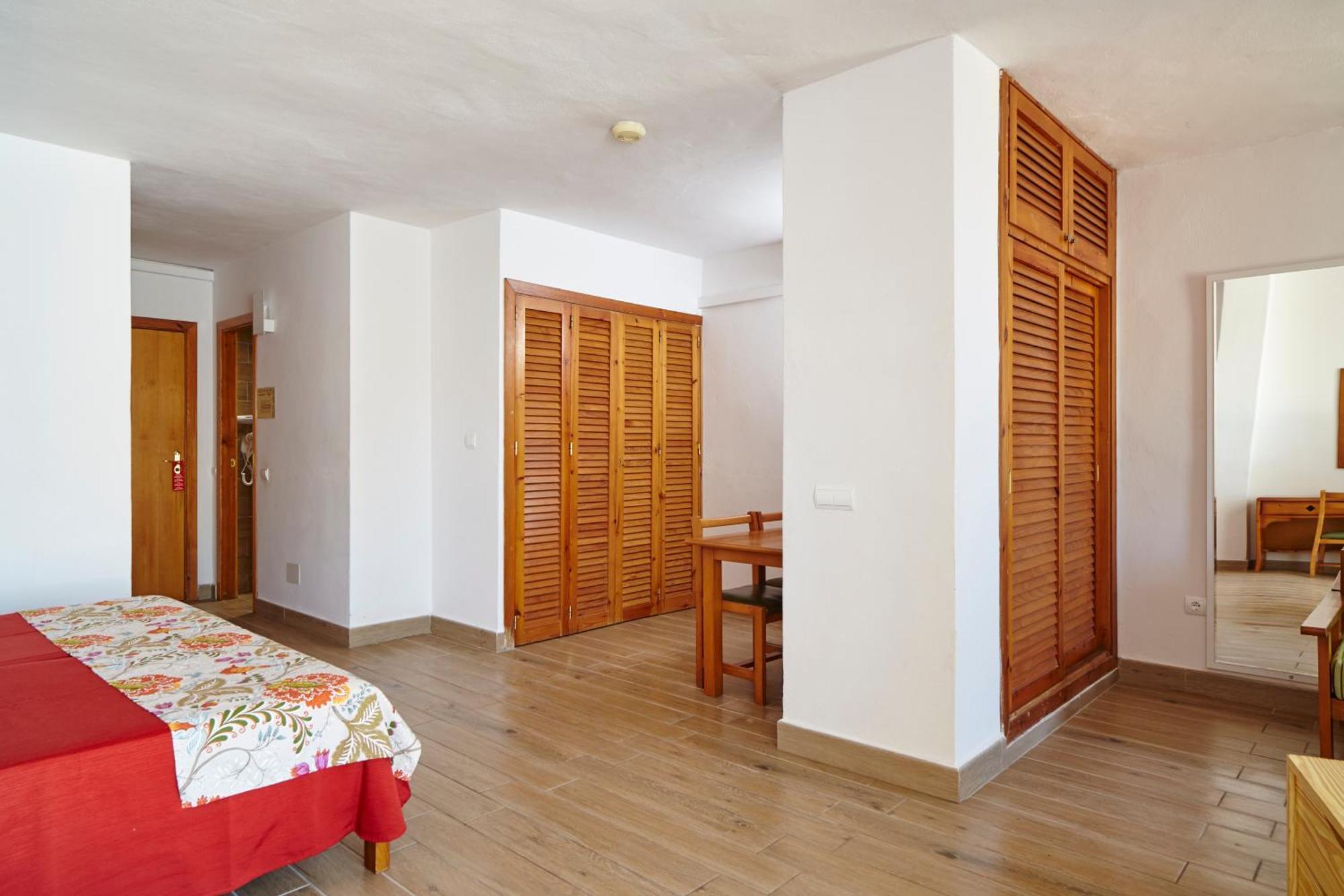 Apartamentos Ses Savines Sant Antoni de Portmany Dış mekan fotoğraf